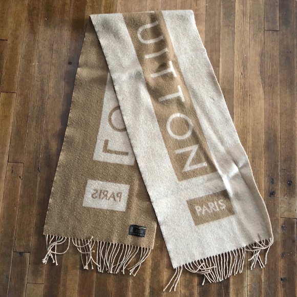 LOUIS VUITTON CASHMERE LOGO SCARF - Picture 2 of 5